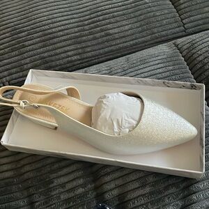 Size 8 Dress shoe for dinner parties or weddings never worn Silver light glitter